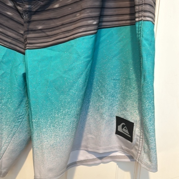 Quicksilver 🔥last chance 🔥⭐️green gray black board shorts - Picture 2 of 7